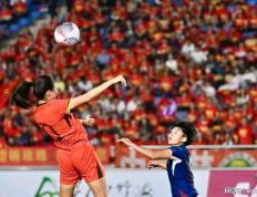 泰国女足队员勇往直前，冲刺胜利